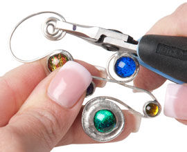 Spiraled wire with cabochons